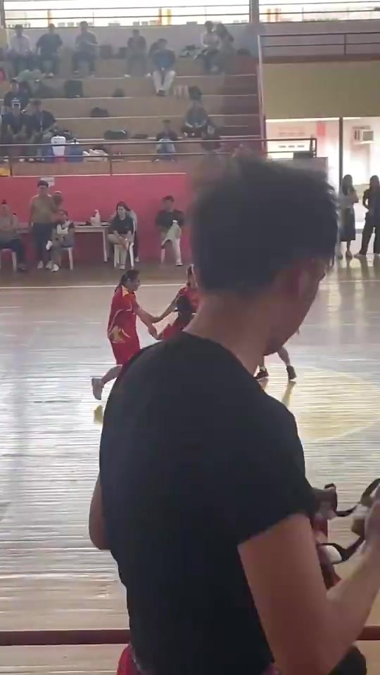 笑死！某女篮比赛惊现四保一战术，就这样还是被对手抢断了😂