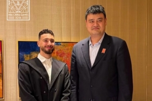申京点赞！火箭官方晒姚明和申京合照：过去和现在🤝